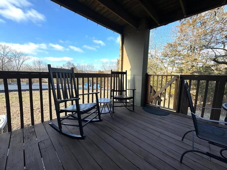 Modern Comfort: Updated Cozy Condo In Indian Point Бренсън Екстериор снимка